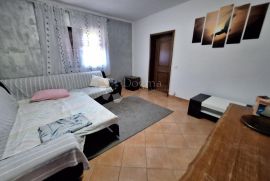 SAMOSTOJEĆA KUĆA SA 3 APARTMANA, Baška, House