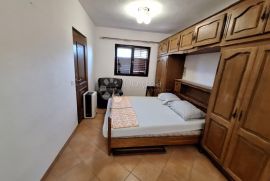 SAMOSTOJEĆA KUĆA SA 3 APARTMANA, Baška, House