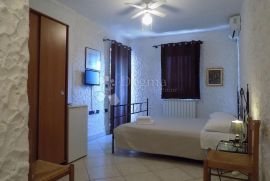 ROVINJ – mini hotel s restoranom na prostranoj parceli samo 1 km od plaže, Rovinj, Дом