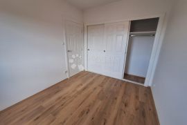 PRILIKA! NOVOGRADNJA SA 2 APARTMANA I BAZENOM, Krk, بيت