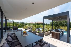 VILLA SA KROVNOM TERASOM, BAZENOM I JACUZZIJEM, Poreč, Haus