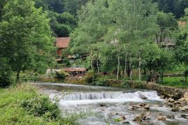 Savršenstvo na rijeci i vodopadu, Delnice, Maison