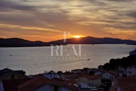 Izvrsna prilika, novogradnja, luksuzna nekretnina sa garažom i liftom Čiovo, Trogir!!, Trogir, Appartment