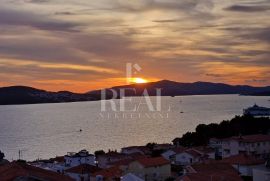 Izvrsna prilika, novogradnja, luksuzna nekretnina sa garažom i liftom Čiovo, Trogir!!, Trogir, Appartment