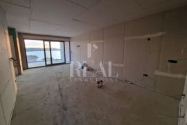 Izvrsna prilika, novogradnja, luksuzna nekretnina sa garažom i liftom Čiovo, Trogir!!, Trogir, Appartment