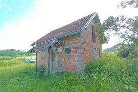 KUĆAU U OBNOVI NA PREDIVNOJ LOKACIJI S POGLEDOM NA VELEBIT, Gospić - Okolica, Casa