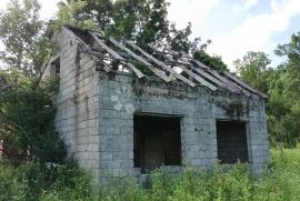 KUĆAU U OBNOVI NA PREDIVNOJ LOKACIJI S POGLEDOM NA VELEBIT, Gospić - Okolica, Casa