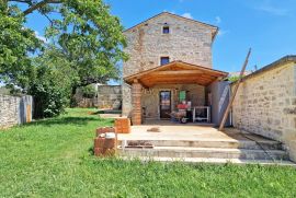 RENOVIRANA KAMENA KUĆA S BAZENOM I LJETNOM KUHINJOM, Svetvinčenat, House