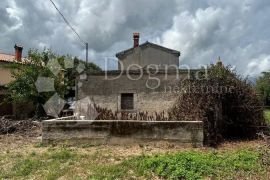 Kuća za Renovaciju s Građevinskim Zemljištem - Barban, Barban, Casa