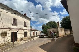 Kuća za Renovaciju s Građevinskim Zemljištem - Barban, Barban, Casa