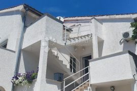 MALINSKA - APARTMANSKA KUĆA NA ODLIČNOJ LOKACIJI, Malinska-Dubašnica, Kuća