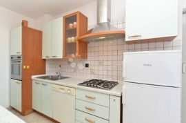 Apartmanska kuća visokog potencijala 2 km od mora!, Pula, بيت