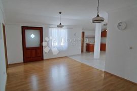 VELIKI APARTMAN S POTENCIJALOM - KRK, Krk, Appartment