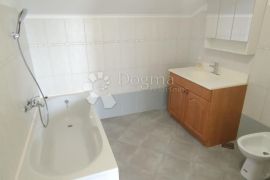 VELIKI APARTMAN S POTENCIJALOM - KRK, Krk, Appartment