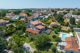 Prostrana vila, veliki vrt, bazen i kućica, Ližnjan, Maison