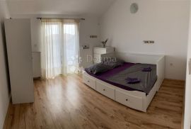 Apartmanska kuća, Rab, Дом