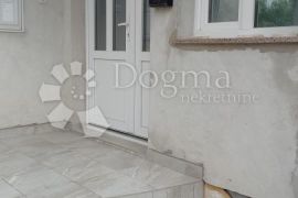 Apartmanska kuća, Rab, Дом