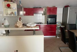 Apartmanska kuća, Rab, Дом