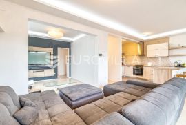 Zagreb, Donji Bukovac, funkcionalan namješten trosoban stan + 2VPM, 110 m2 - PET FRIENDLY, Zagreb, Appartamento