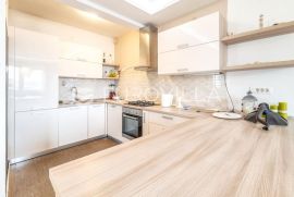 Zagreb, Donji Bukovac, funkcionalan namješten trosoban stan + 2VPM, 110 m2 - PET FRIENDLY, Zagreb, Appartamento