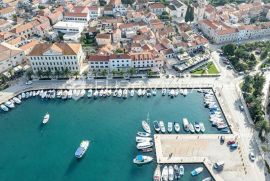 Otok Korčula, poslovno-stambena kamena zgrada, Vela Luka, Famiglia