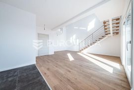 Zagreb, Sesvete, Centar, dvoetažni poslovni prostor NKP 140 m2 + 3 GPM ,Prvi najam, Zagreb, العقارات التجارية