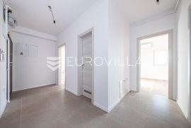 Zagreb, Sesvete, Centar, dvoetažni poslovni prostor NKP 140 m2 + 3 GPM ,Prvi najam, Zagreb, العقارات التجارية