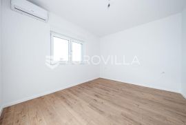 Zagreb, Sesvete, Centar, dvoetažni poslovni prostor NKP 140 m2 + 3 GPM ,Prvi najam, Zagreb, العقارات التجارية