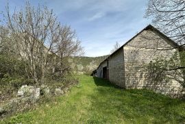 Kuća s okućnicom i pomoćnim objektima, Štikada, Lovinac, Kuća