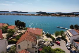 BRODARICA- STAN S VELIKOM TERASOM UZ MORE, Šibenik - Okolica, Appartment