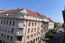 CENTAR, 120 M2 SA LIFTOM I PARKIRNIM MJESTOM, Zagreb, Stan