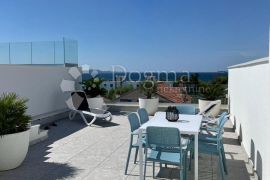 BIBINJE - POTPUNO OPREMLJEN PENTHOUSE S BAZENOM NA KROVNOJ TERASI, Bibinje, Διαμέρισμα