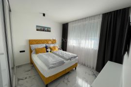 BIBINJE - POTPUNO OPREMLJEN PENTHOUSE S BAZENOM NA KROVNOJ TERASI, Bibinje, Διαμέρισμα