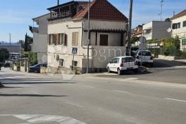 ŠIBENIK, atraktivna kuća sa krovnom terasom blizu centra, Šibenik, بيت