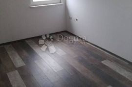 od Poslovni prostor 40 m², Viškovo, Gewerbeimmobilie