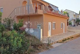 Prodaja kuće u Kruševu-80m od mora, 6 apartmana, Obrovac, Famiglia