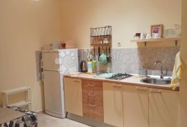 Prodaja kuće u Kruševu-80m od mora, 6 apartmana, Obrovac, Famiglia