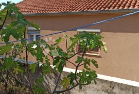 Prodaja kuće u Kruševu-80m od mora, 6 apartmana, Obrovac, Famiglia