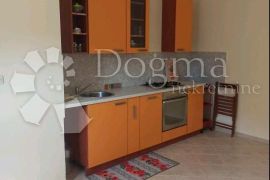 Prodaja kuće u Kruševu-80m od mora, 6 apartmana, Obrovac, Famiglia