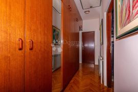 APARTMAN SA GALERIJOM I PREKRASNIM POGLEDOM NA MORE, Crikvenica, Apartamento