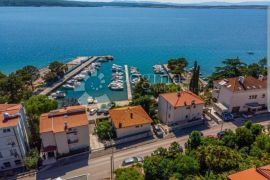 PREKRASNA KUĆA NA 150M OD MORA, Crikvenica, Famiglia