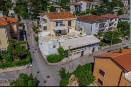 PREKRASNA KUĆA NA 150M OD MORA, Crikvenica, Famiglia