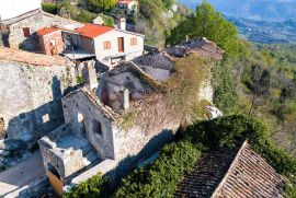 TRI KUĆE U STAROGRADSKOJ JEZGRI S POGLEDOM!, Pićan, Maison