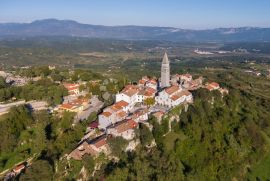 TRI KUĆE U STAROGRADSKOJ JEZGRI S POGLEDOM!, Pićan, Maison