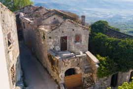 TRI KUĆE U STAROGRADSKOJ JEZGRI S POGLEDOM!, Pićan, Maison