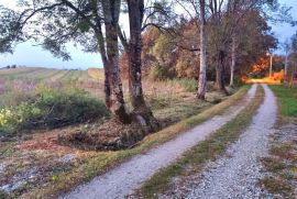 ZEMLJIŠTE U STRESS FREE ZONI s ucrtanim objektom, Karlovac - Okolica, Tierra