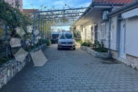 Pirovac - Apartmanska kuća s lijepom okućnicom, Pirovac, Maison