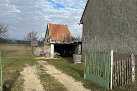 Kuća za adaptaciju na odličnoj lokaciji, Gospić, House