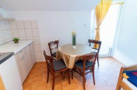 PIROVAC apartmanska kuća blizu mora, Pirovac, Famiglia