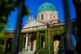 Mirogoj, grobno mjesto u blizini glavnog ulaza, Zagreb, Γκαράζ